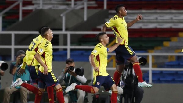Un doblete de Cortés revive a Colombia