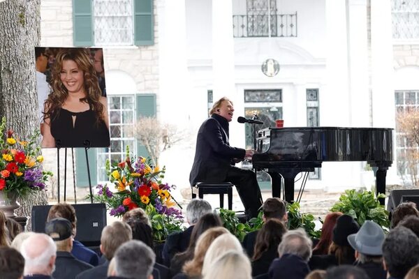 Lisa Marie Presley es despedida con un funeral público en Graceland - Música - ABC Color