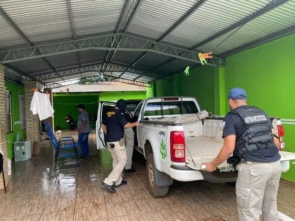 Allanan vivienda, encuentran droga y vehículos