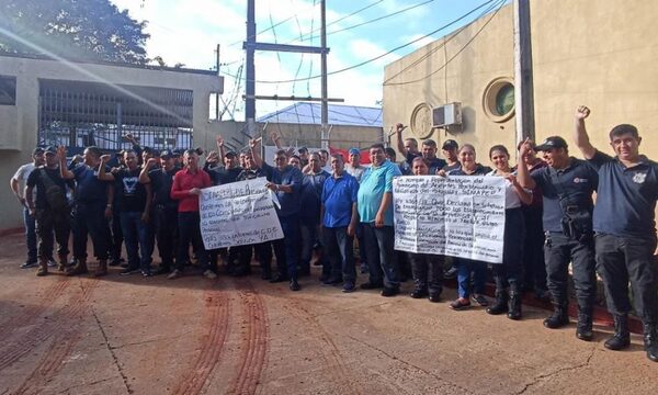 Guardiacárceles se movilizan para pedir reincorporación a sus puestos laborales