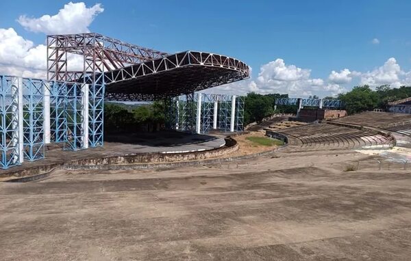 Construyeron una casa con piscina en el predio del anfiteatro José Asunción Flores - Nacionales - ABC Color