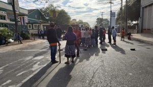 Indígenas vuelven con sus cierres en la avenida Artigas | 1000 Noticias