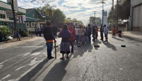 Indígenas vuelven con sus cierres en la avenida Artigas | 1000 Noticias