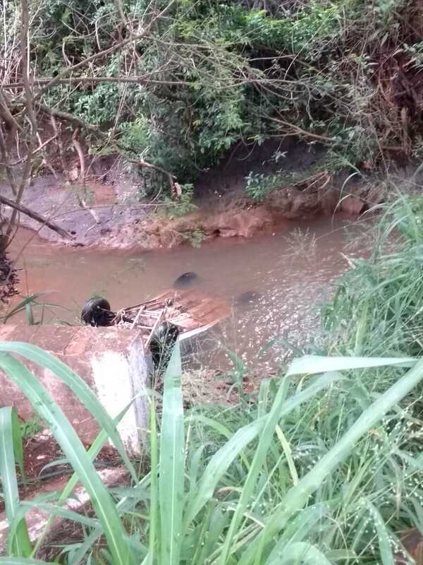 Ocupantes de un automóvil fallecen luego de caer a un arroyo - Radio Imperio