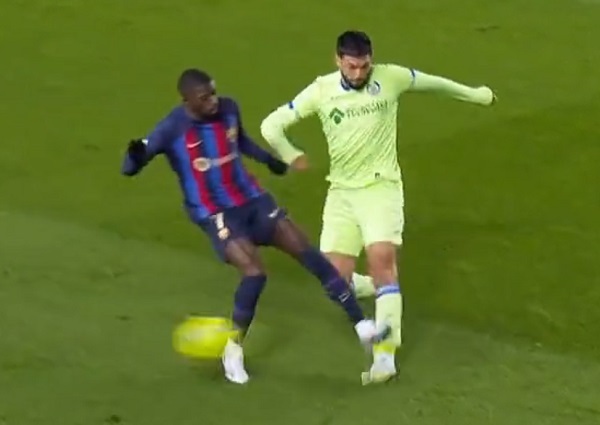 Dembélé aplica criminal planchazo, pero apenas ve la amarilla - La Prensa Futbolera