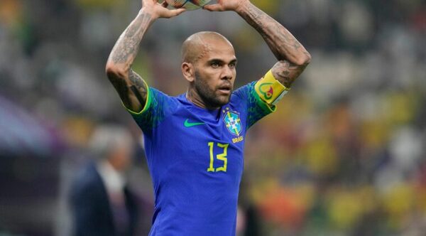 Temen por la seguridad de Dani Alves y lo cambian de prisión