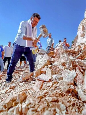 Imagen de Efraín “trabajando” en una cantera se hace viral y levanta burlas sobre polémico agitador líbero-zurdo – La Mira Digital