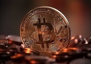 El bitcoin cotiza en torno a los 23.000 dólares, a niveles de agosto del 2022 - Revista PLUS