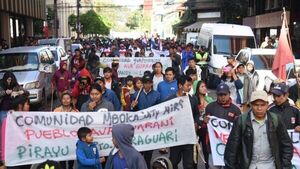 Por históricas reivindicaciones, indígenas de Caaguazú protestan frente al Indi