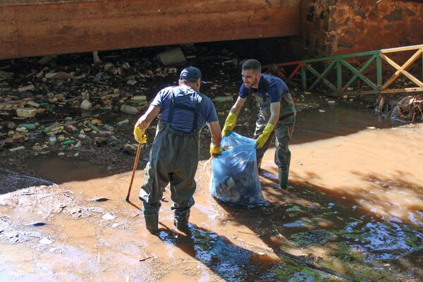 Nueva limpieza en el entorno del arroyo Amambay - La Clave