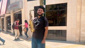 Al son del saxofón, estudiante costea sus estudios y alquiler