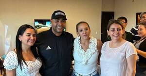 La Nación / Fans judiciales posaron con Don Omar tras incidente por estafa en Bolivia