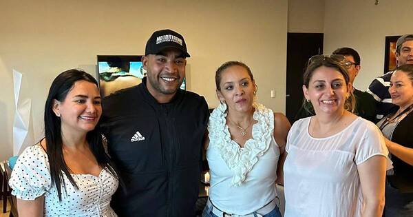 La Nación / Fans judiciales posaron con Don Omar tras incidente por estafa en Bolivia