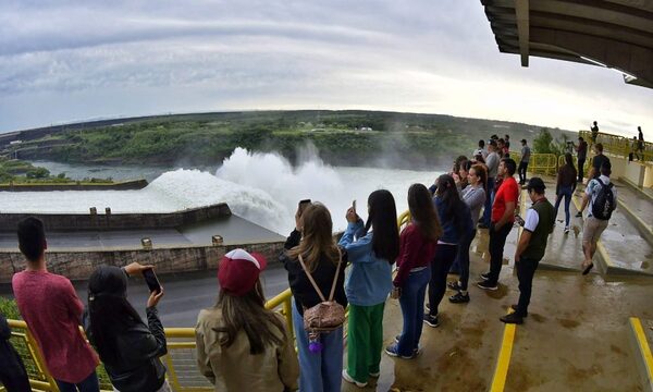 Itaipu ya recibió a más de 9.000 visitantes tras apertura de compuertas del vertedero