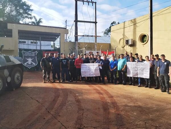 Guardiacárceles se manifiestan para exigir renovación del contrato - ABC en el Este - ABC Color