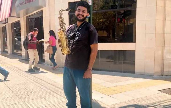 Al son del saxofón, estudiante costea sus estudios y alquiler en Asunción – Prensa 5