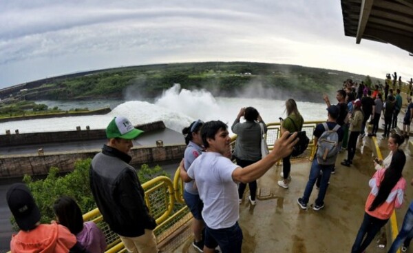 Reportan más de 9.000 visitantes tras apertura de compuertas