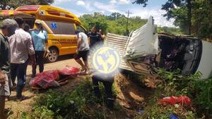 Un fallecido y cuatro heridos por vuelco de vehículo en Caazapá •