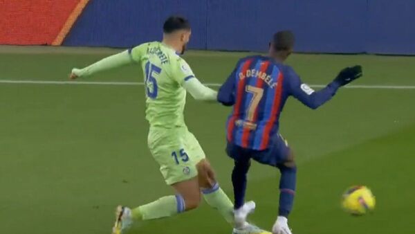 Omar Alderete sufre una terrible falta de Ousmane Dembélé