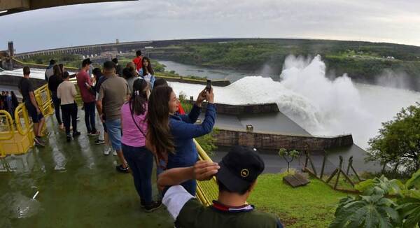 ITAPU ya recibió a más de 9.000 visitantes tras apertura de compuertas del vertedero