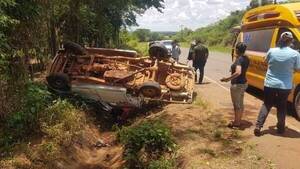 Vuelco de vehículo deja un fallecido y cuatro heridos en Caazapá