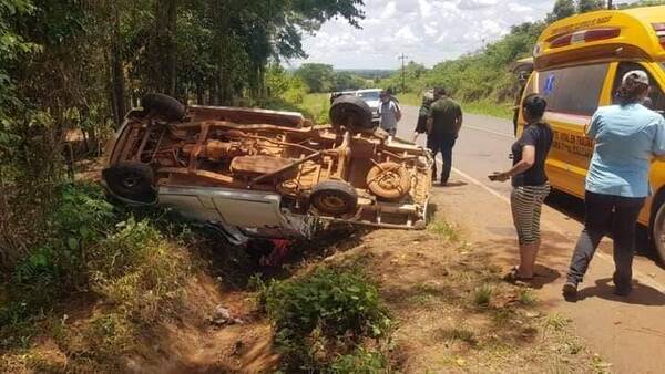 Vuelco de vehículo deja un fallecido y cuatro heridos en Caazapá
