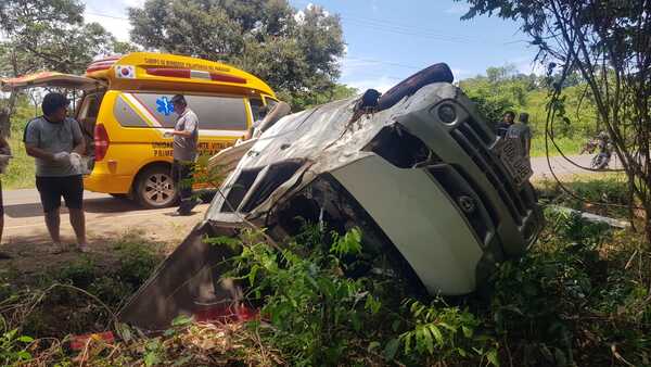 Caazapá: un muerto y varios heridos tras vuelco de vehículo - trece