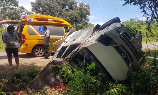 Al menos un muerto y cuatro heridos tras vuelco de un vehículo en Caazapá