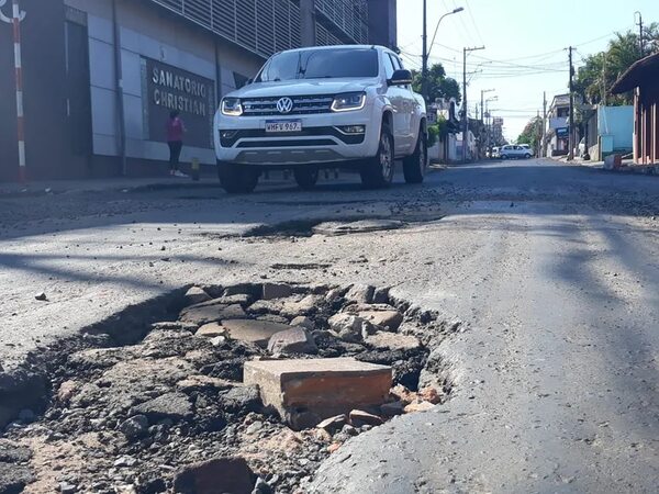 Enormes baches en las calles del microcentro de San Lorenzo   - Nacionales - ABC Color