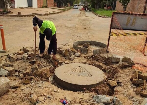 Siguen sin culminar obras cloacales que contratista del MOPC abandonó - Economía - ABC Color