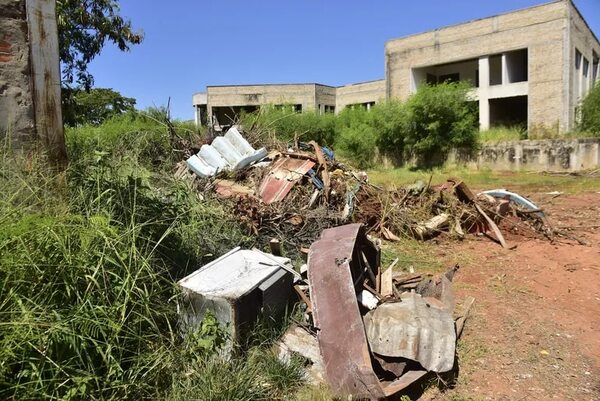 Salud Pública mantiene abandonada obra que ya costó G. 10 mil millones y que debió ser “megaestructura” del INAN - Nacionales - ABC Color