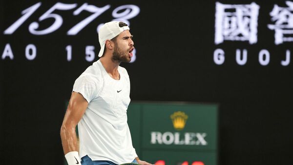 Khachanov a semis ante un Korda que abandonó en el tercero