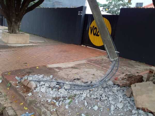 Conductor chocó por una columna de la ANDE en el barrio Mariscal Estigarribia - Radio Imperio