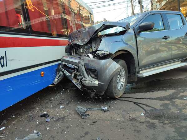 Aparatoso accidente involucra a ómnibus internacional en el centro de Encarnación