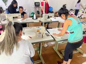 Mujeres se capacitan en costura industrial en el Centro Regional de Ciudad del Este - .::Agencia IP::.