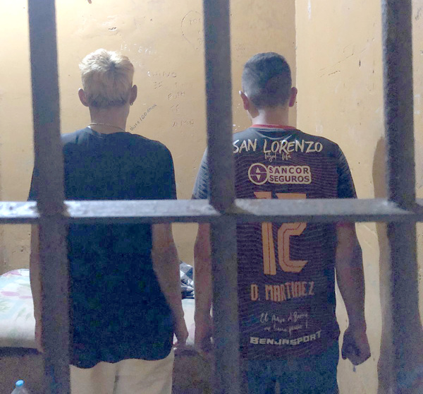 Miembros de “comisión garrote” atrapan a dos motochorros tras asalto en Pdte. Franco - La Clave