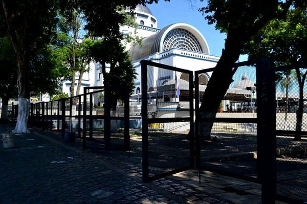 Instalan vallas en la plazoleta de la Basílica para frenar a vendedores - Noticiero Paraguay