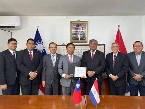 Universidad Nacional del Este otorga reconocimiento al vice cónsul de Taiwán - La Clave