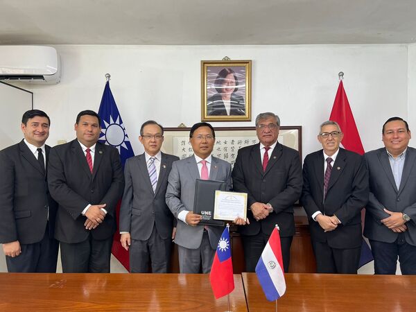 Universidad Nacional del Este otorga reconocimiento al vice cónsul de Taiwán - La Clave