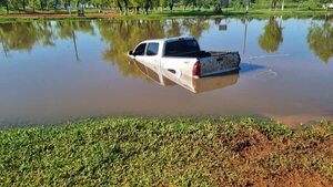 Camioneta de “El señor de la noche” cayó al arroyo Tapiracuái - Nacionales - ABC Color