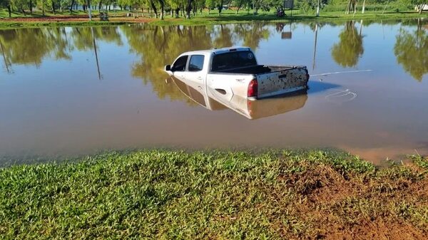 Camioneta de “El señor de la noche” cayó al arroyo Tapiracuái - Nacionales - ABC Color