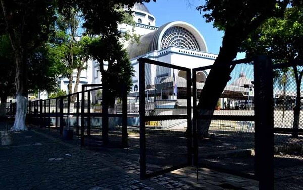 Instalan vallas en la plazoleta de la Basílica de Caacupé para frenar a vendedores – Prensa 5