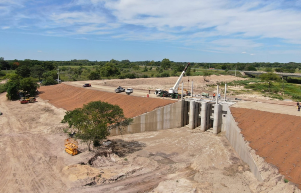 Se montan pilares y dinteles en la Estación de Cierre de la Defensa Costera de Pilar - .::Agencia IP::.