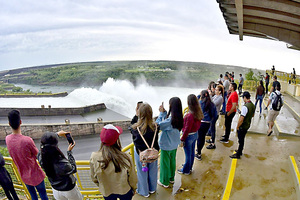 Más de 9.000 turistas visitaron Itaipu para apreciar apertura de compuertas del vertedero - La Clave