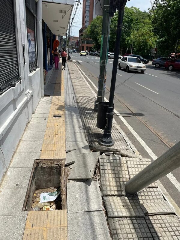 Vereda intransitable en el microcentro - Crónicas Ciudadanas - ABC Color