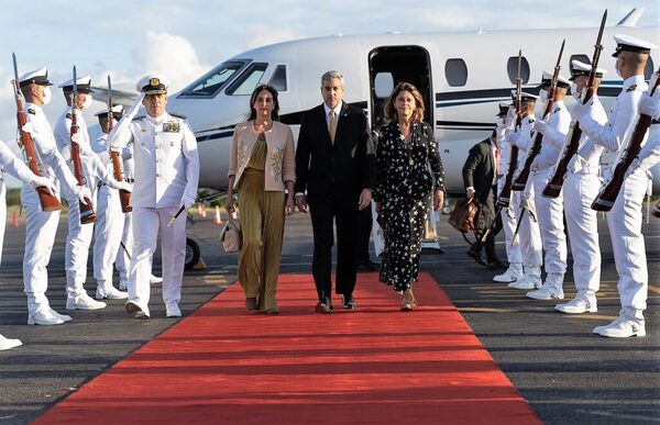 De avión en avión: Como si el país marchara sobre ruedas, Marito anuncia nuevo tour millonario con “agenda oficial” – La Mira Digital