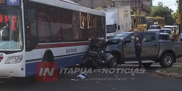 CAMIONETA Y ÓMNIBUS INTERNACIONAL COLISIONARON EN PLENO CENTRO DE ENCARNACIÓN - Itapúa Noticias