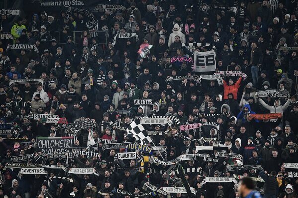 Dos aficionados de la Juventus condenados en Francia por saludo nazi y gestos de simio
