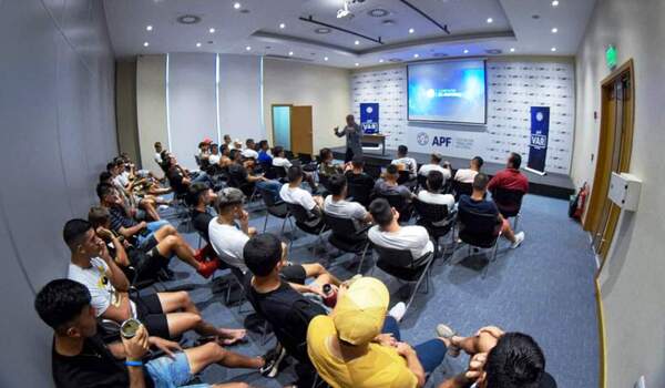 VAR: Charla en el Sportivo Luqueño •