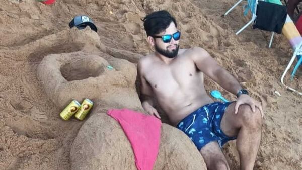 No tenía pareja y se hizo una novia de arena en la playa